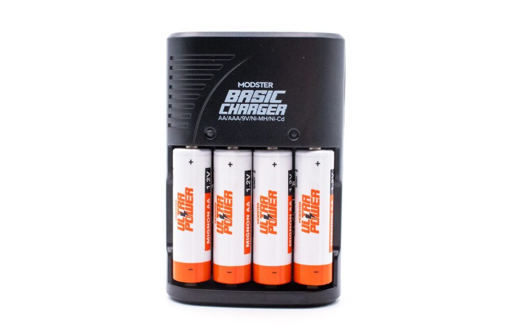 Charger AA-AAA + 4× AA 2200mAh – komplet za vsak dom!/MOD-10225